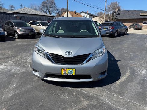 Used 2014 Toyota Sienna LE image 2