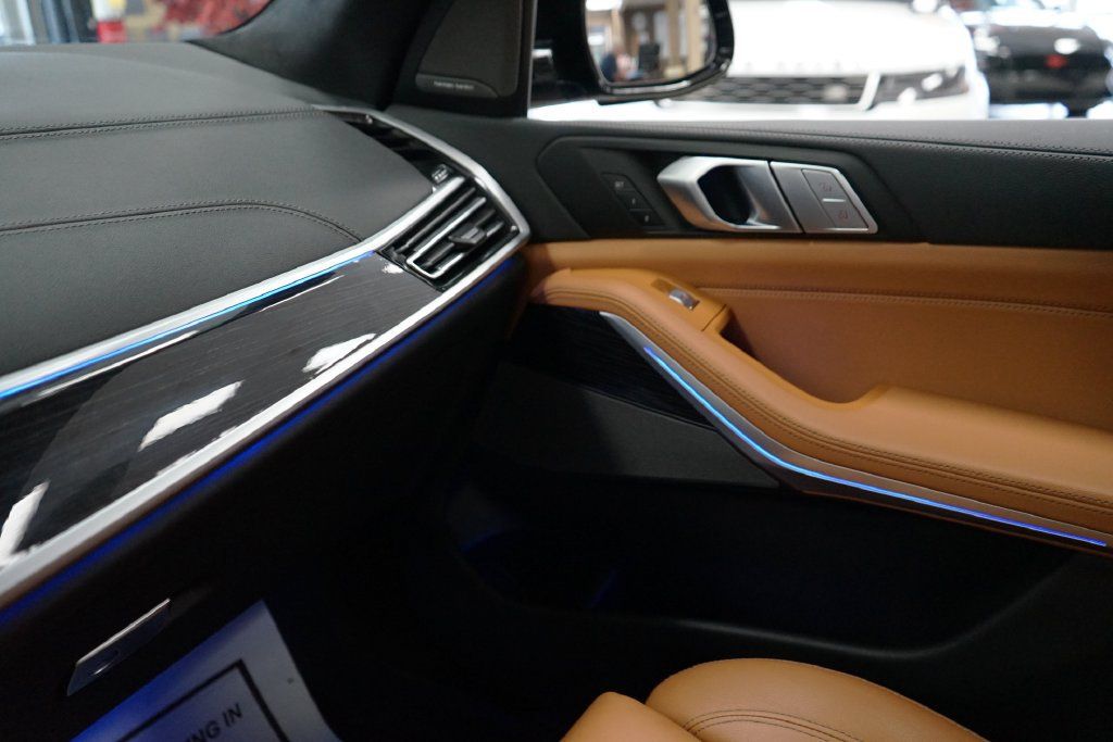 Used 2022 BMW X7 xDrive40i w/ M Sport Package AWD/4WD image 49
