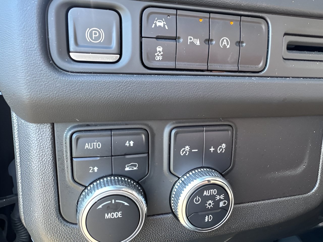 Used 2023 GMC Yukon XL SLT AWD/4WD image 13