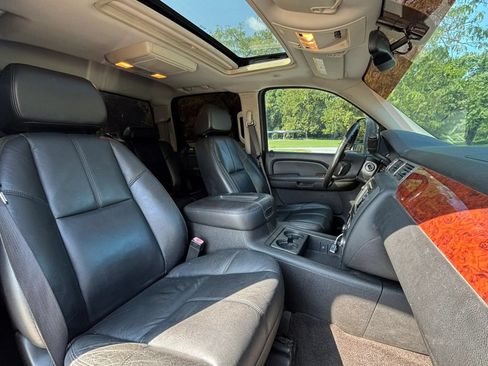 Used 2009 GMC Sierra 2500 SLT w/ Entertainment Package AWD/4WD image 18