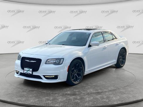 Used 2019 Chrysler 300 S w/ S Model Appearance Package RWD image 3
