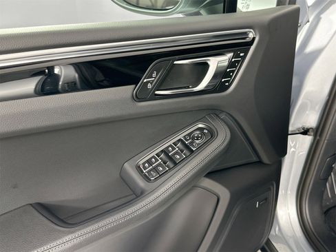 Certified 2025 Porsche Macan image 32