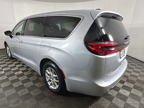 Used 2024 Chrysler Pacifica Touring-L FWD image 3