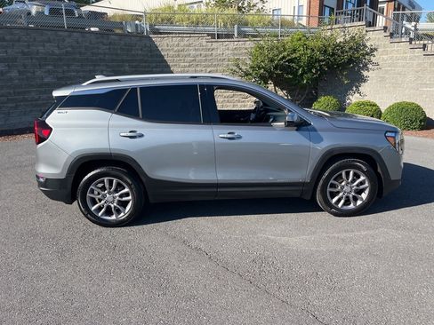 Used 2024 GMC Terrain SLT image 3