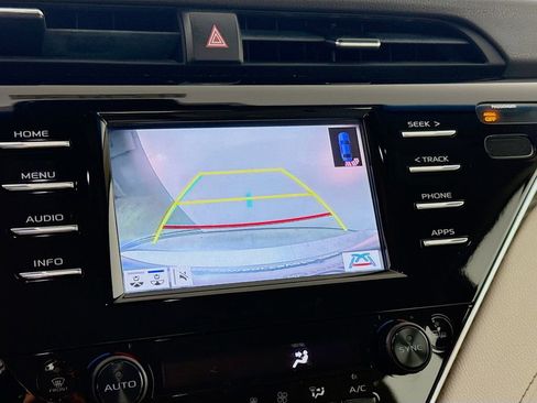 Used 2018 Toyota Camry XLE image 8