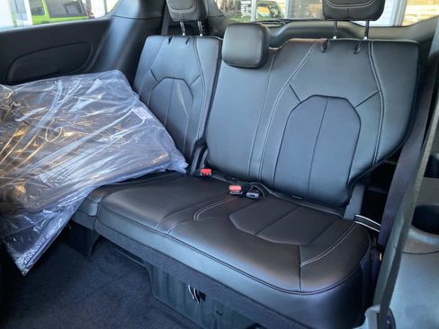 New 2026 Chrysler Pacifica Select image 7