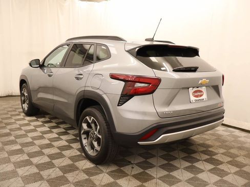 Used 2025 Chevrolet Trax LT FWD image 3