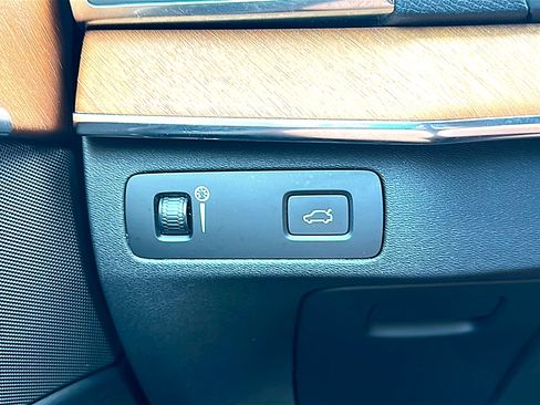 Used 2022 Volvo XC90 T5 Momentum w/ Protection Package Premier FWD image 38