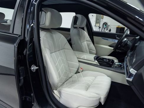 Certified 2023 BMW 760i xDrive AWD/4WD image 25