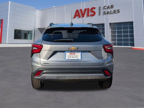Used 2025 Chevrolet Trax LT w/ LT Convenience Package image 7