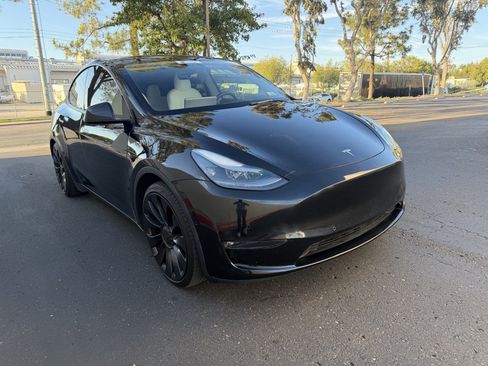 Used 2022 Tesla Model Y Performance AWD/4WD image 2