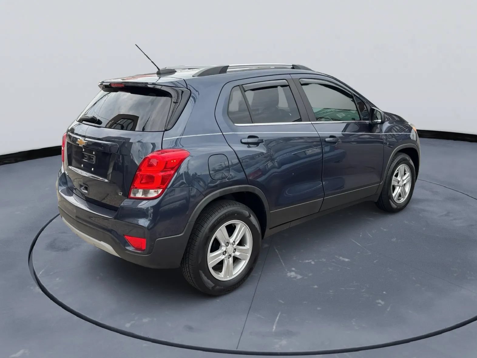 Used 2018 Chevrolet Trax LT w/ LPO, Cargo Package FWD image 5