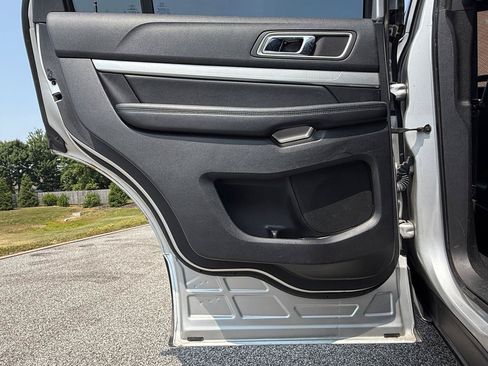 Used 2017 Ford Explorer XLT w/ Equipment Group 202A AWD/4WD image 41