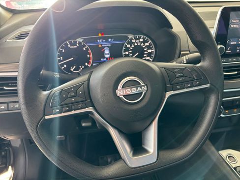 Used 2025 Nissan Altima 2.5 SV FWD image 28
