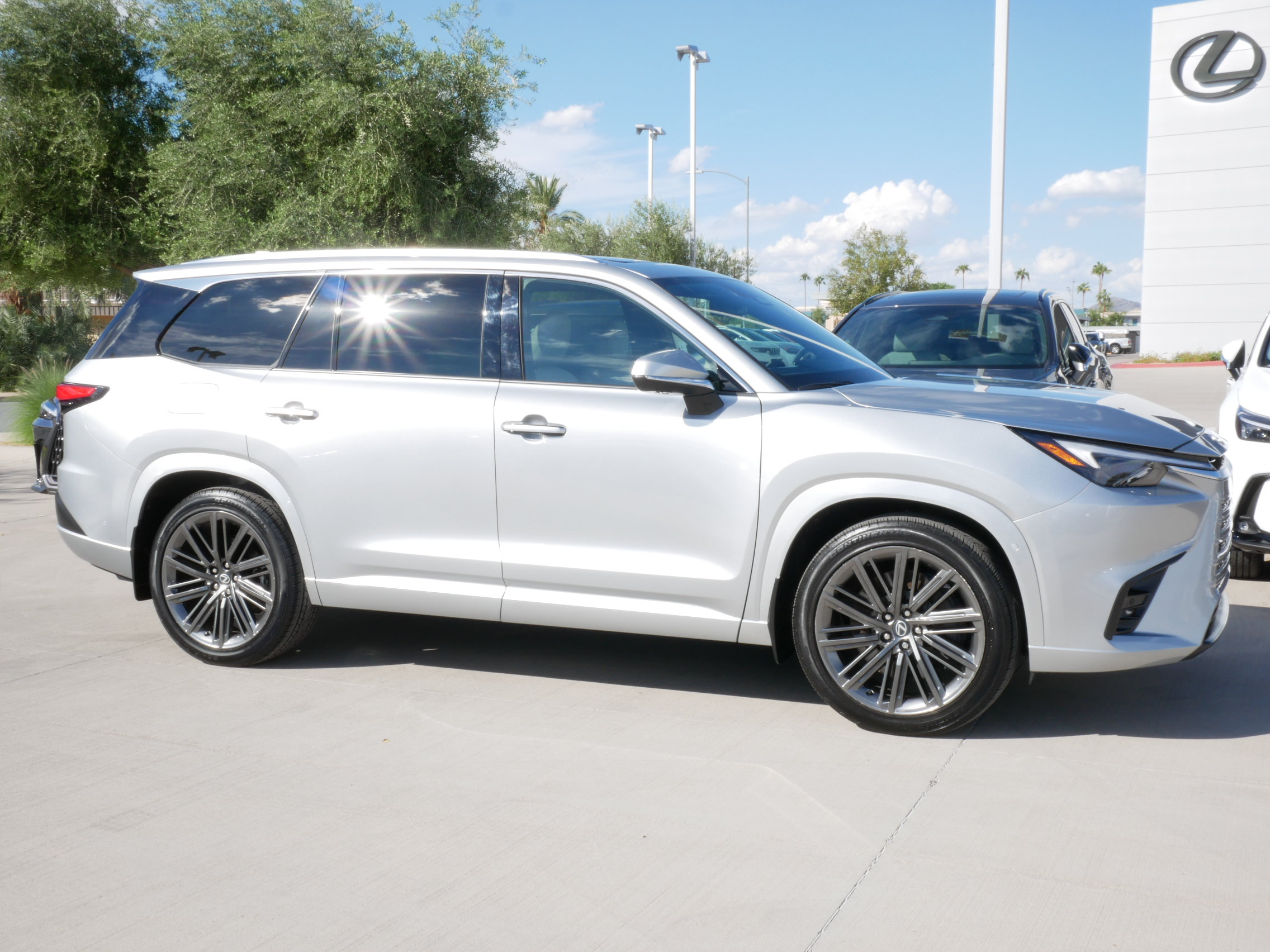 Certified 2026 Lexus TX 550h AWD Plug-In Hybrid w/ Technology Package image 15