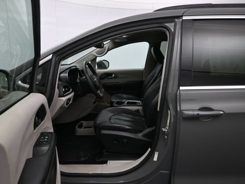 Used 2022 Chrysler Pacifica Touring-L FWD image 19