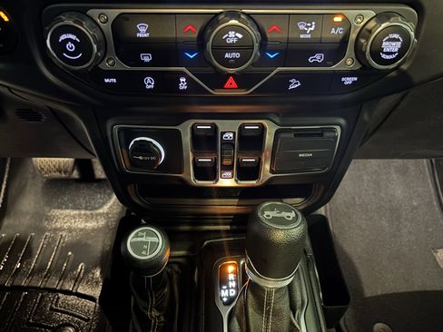 Used 2020 Jeep Wrangler Unlimited Sahara image 16