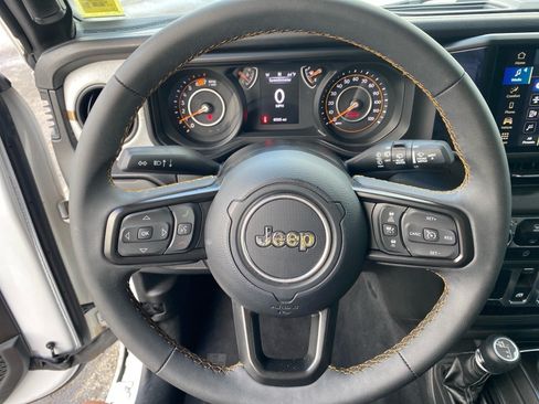 Used 2025 Jeep Wrangler Sport AWD/4WD image 10