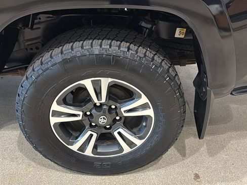 Used 2018 Toyota Tacoma TRD Sport AWD/4WD image 10