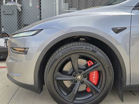 Used 2026 Tesla Model Y 2WD image 5