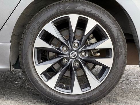 Used 2018 Nissan Sentra SR w/ Technology Package FWD image 3