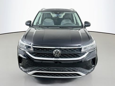 Used 2024 Volkswagen Taos SE AWD/4WD image 2