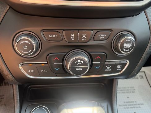 Used 2019 Jeep Cherokee Limited w/ Trailer Tow Group AWD/4WD image 18