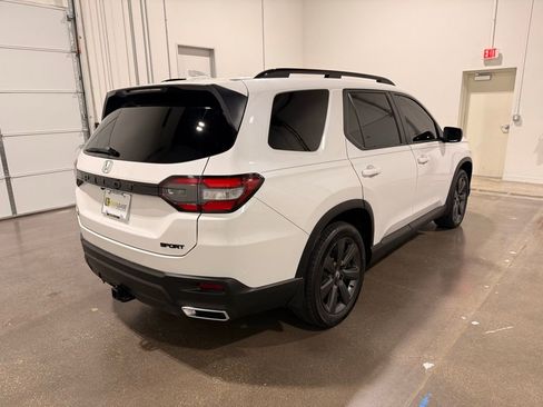 Used 2025 Honda Pilot Sport image 5