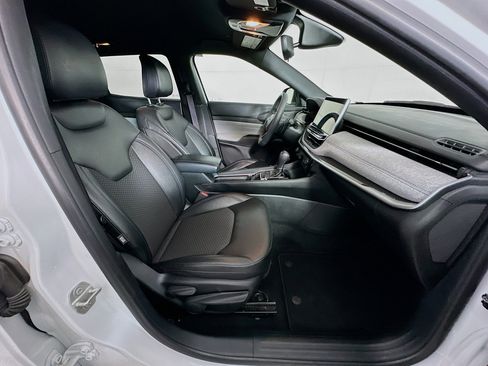 Used 2024 Jeep Compass Latitude image 30