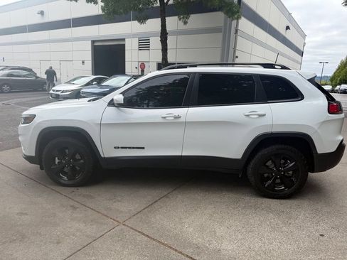 Used 2021 Jeep Cherokee Latitude Plus AWD/4WD image 7