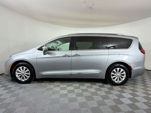 Used 2019 Chrysler Pacifica Touring-L image 2