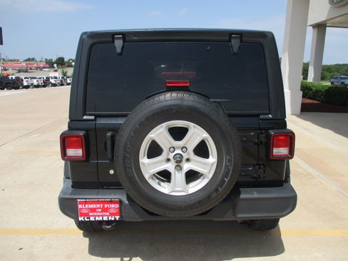 Used 2018 Jeep Wrangler Unlimited Sport S AWD/4WD image 7