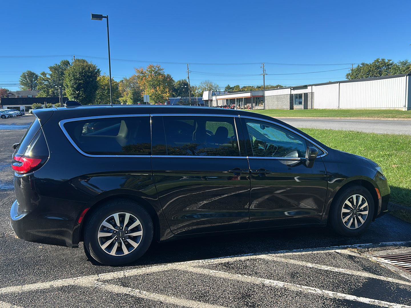 Used 2023 Chrysler Pacifica Touring-L FWD image 7