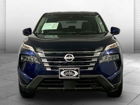 Used 2025 Nissan Rogue SV image 2