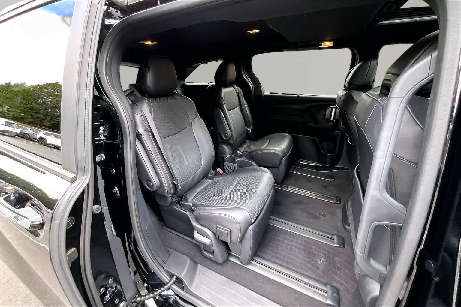 Used 2025 Toyota Sienna Limited FWD image 20