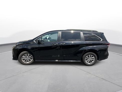 Used 2024 Toyota Sienna XLE FWD image 9