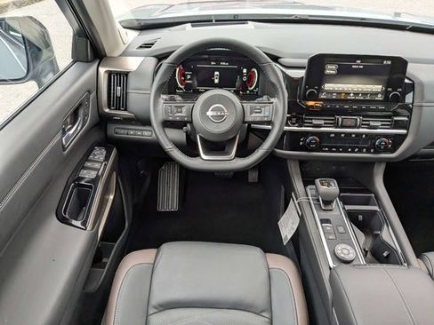 New 2025 Nissan Pathfinder Platinum w/ Black Appearance Package image 18