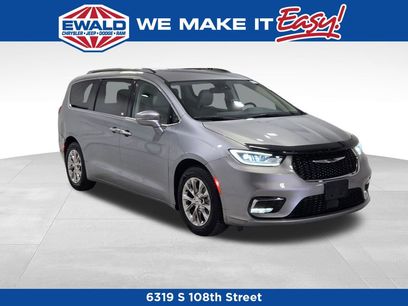 Used 2021 Chrysler Pacifica Touring-L w/ Uconnect Theater Family Group