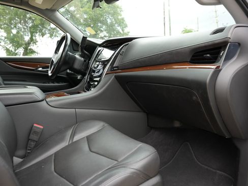 Used 2020 Cadillac Escalade ESV Luxury AWD/4WD image 21