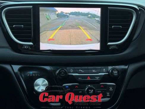 Used 2025 Chrysler Pacifica Select FWD image 33