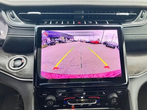 Used 2024 Jeep Grand Cherokee Limited image 2