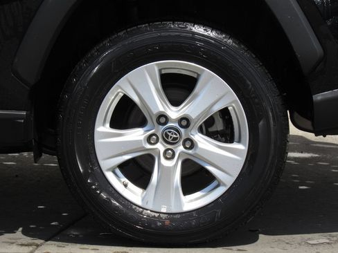 Certified 2021 Toyota RAV4 LE AWD/4WD image 33