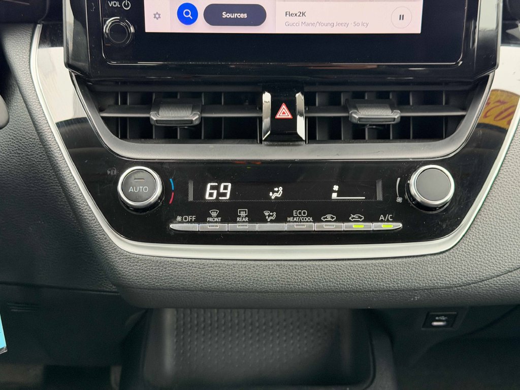 Used 2024 Toyota Corolla LE FWD image 33