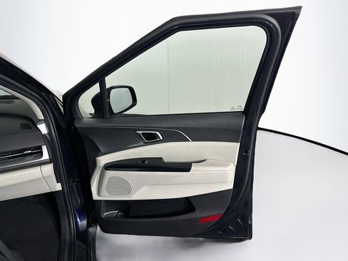 Used 2024 Kia Carnival LX image 32