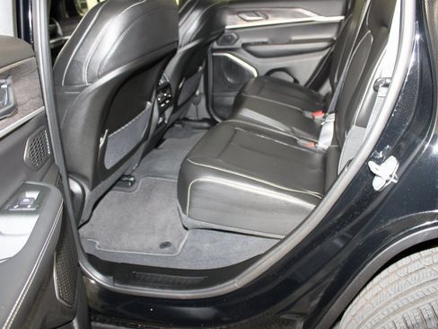 Used 2025 Jeep Grand Cherokee Limited w/ Black Appearance Package image 12