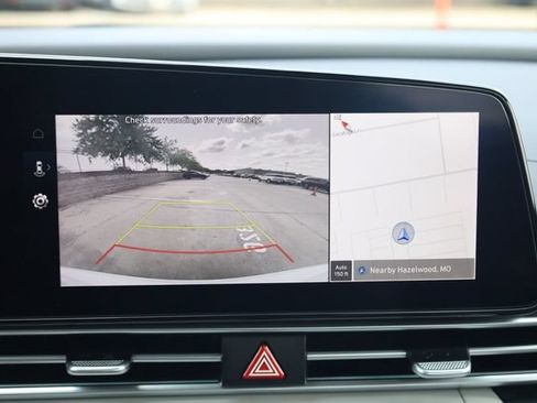 Certified 2025 Hyundai Elantra Limited FWD image 18