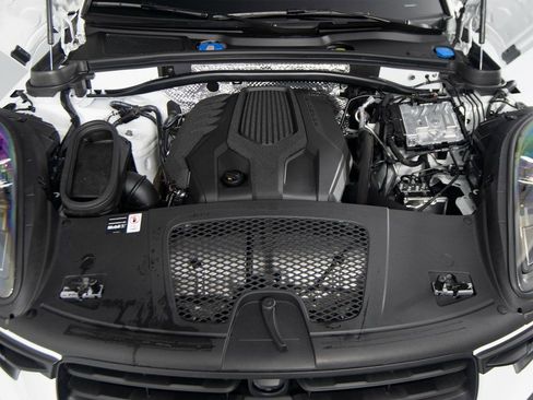 Certified 2025 Porsche Macan image 36