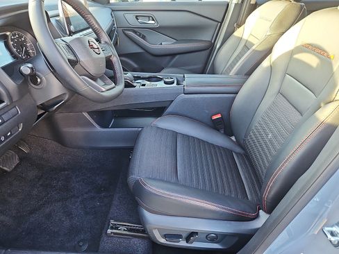 Used 2025 Nissan Rogue SV image 15