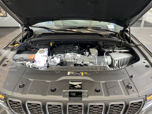 New 2025 Jeep Grand Cherokee Laredo X w/ Luxury Tech Group I RWD image 33