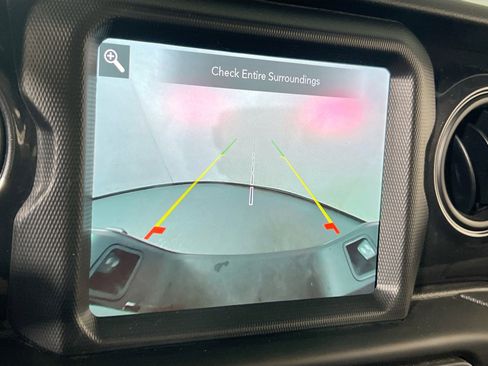 Used 2022 Jeep Gladiator Sport image 13